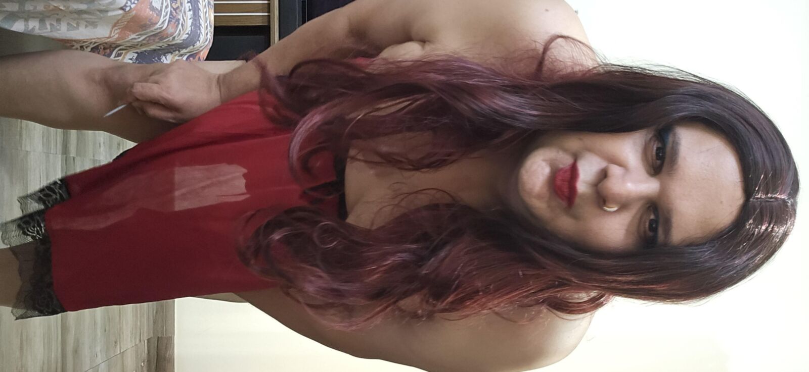 transexual Monica M en el set de lencería roja