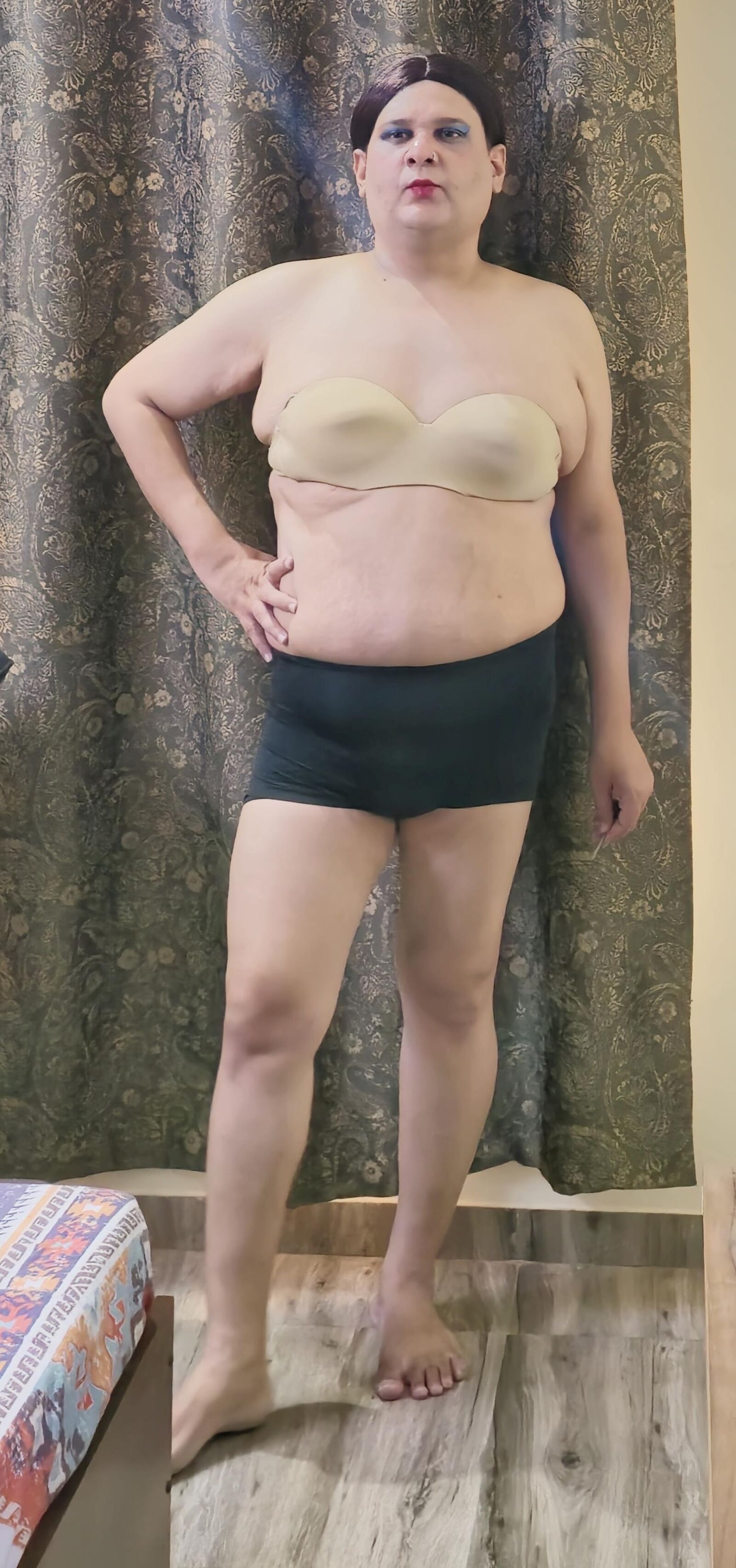 Shemale Monica M в шоу в черной юбке