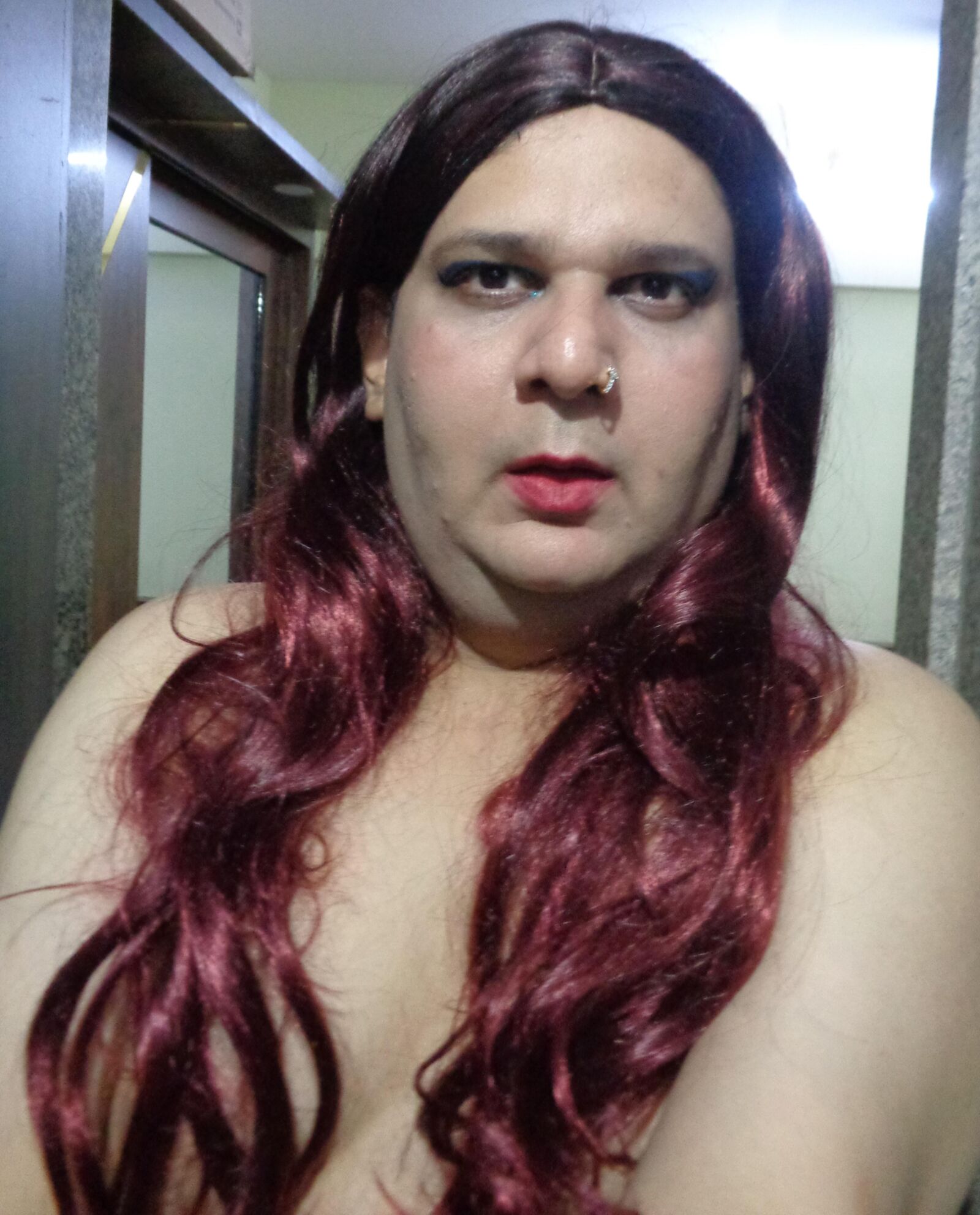 transexual Monica M en el set de lencería roja