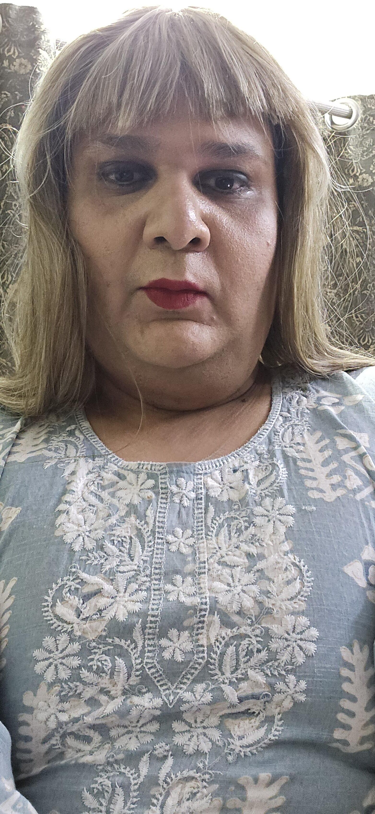 Blonde transexuelle Monica M montre le jeu