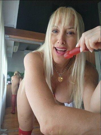 Hot Amateur Milf Showoff Roxana M