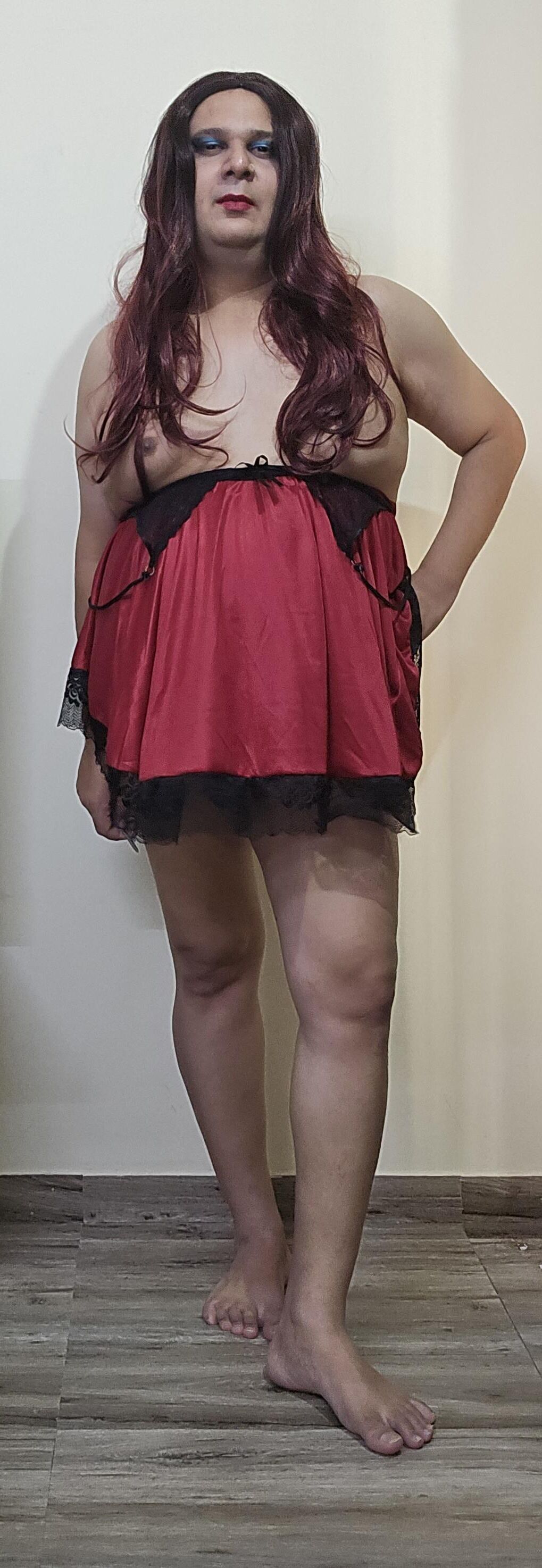 transexual Monica M en el set de lencería roja