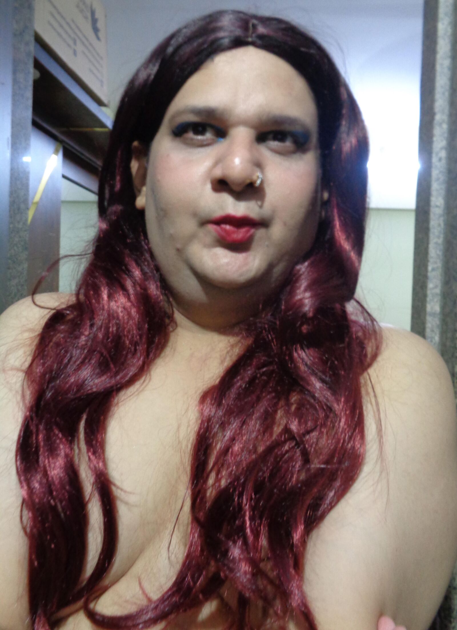 transexual Monica M en el set de lencería roja