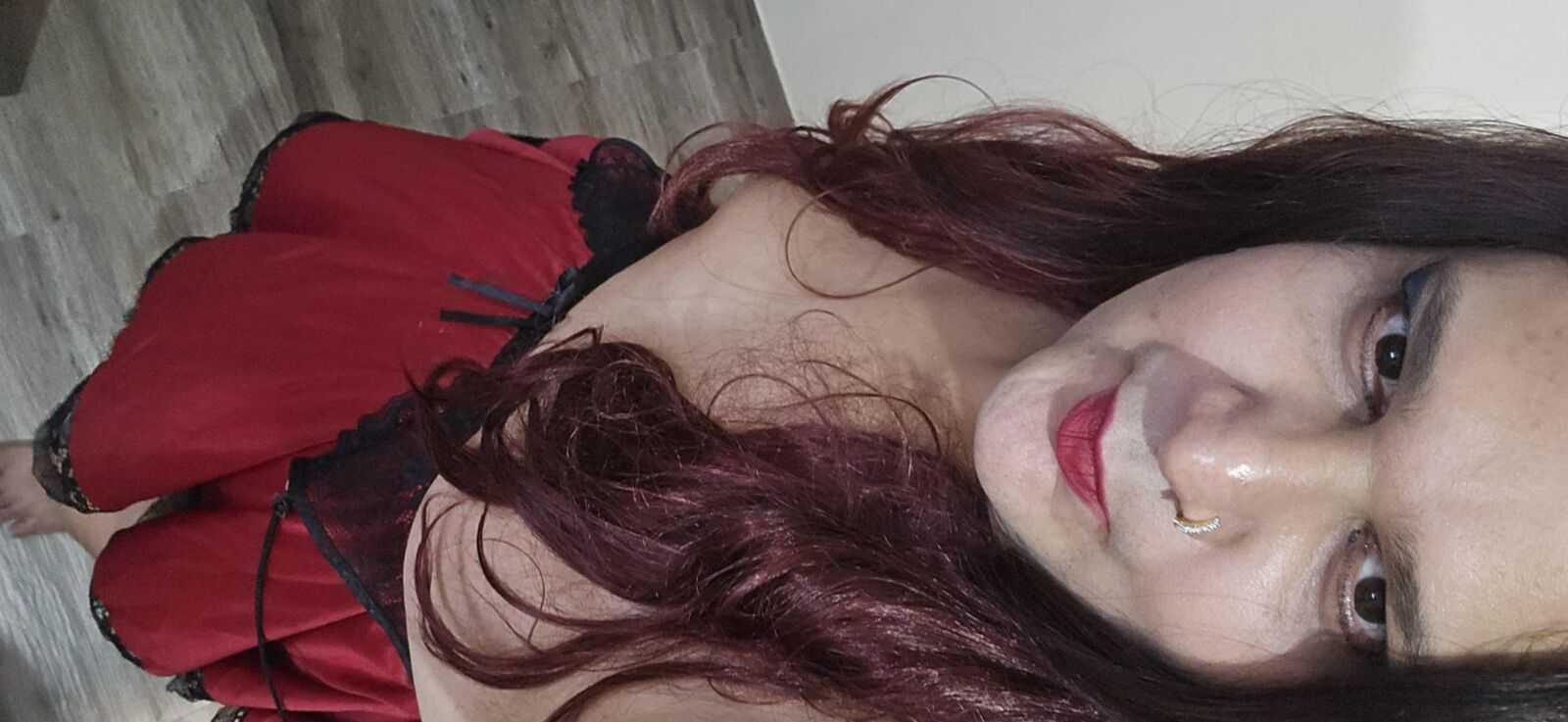 transexual Monica M en el set de lencería roja