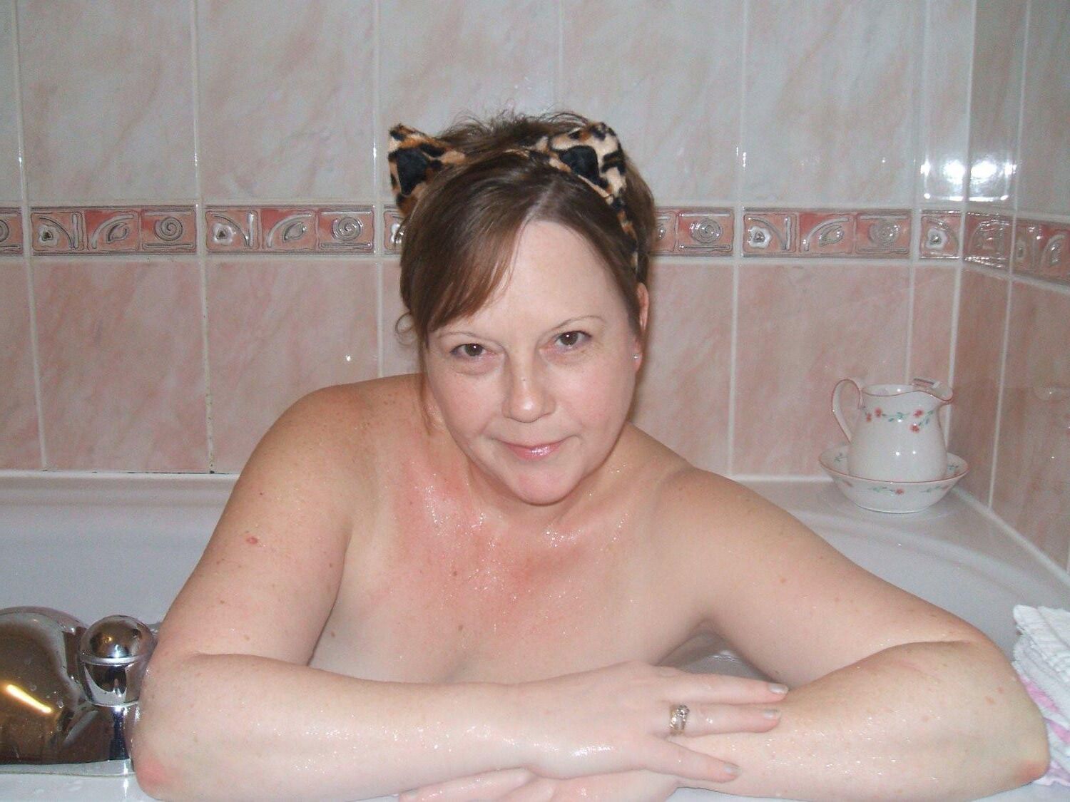 UK Small Tit Milf Cutie Suzi