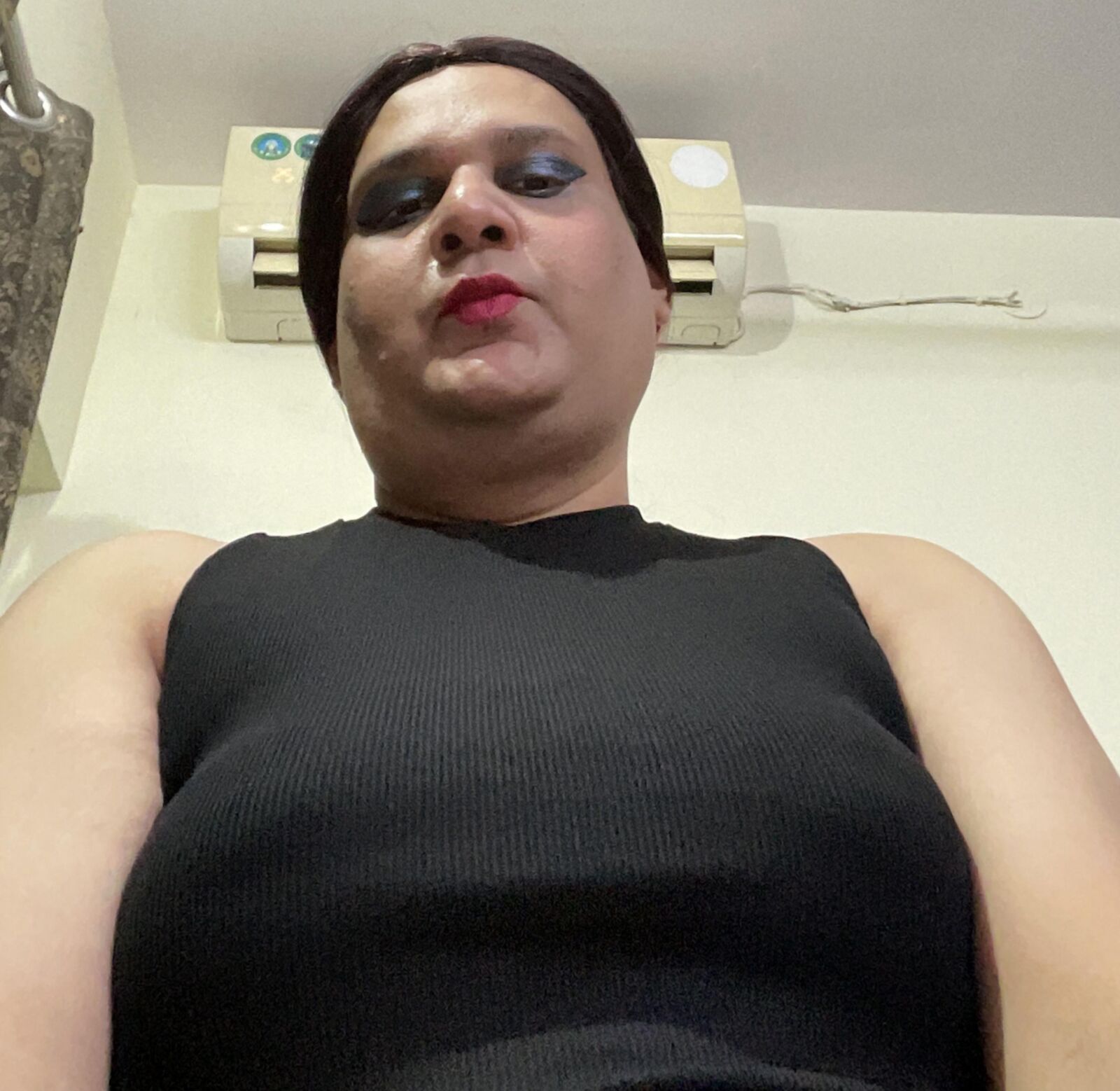 Shemale Monica M в шоу в черной юбке