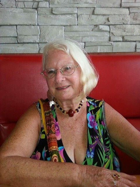 Granny Downblouseは誘惑の巨大な武器です！