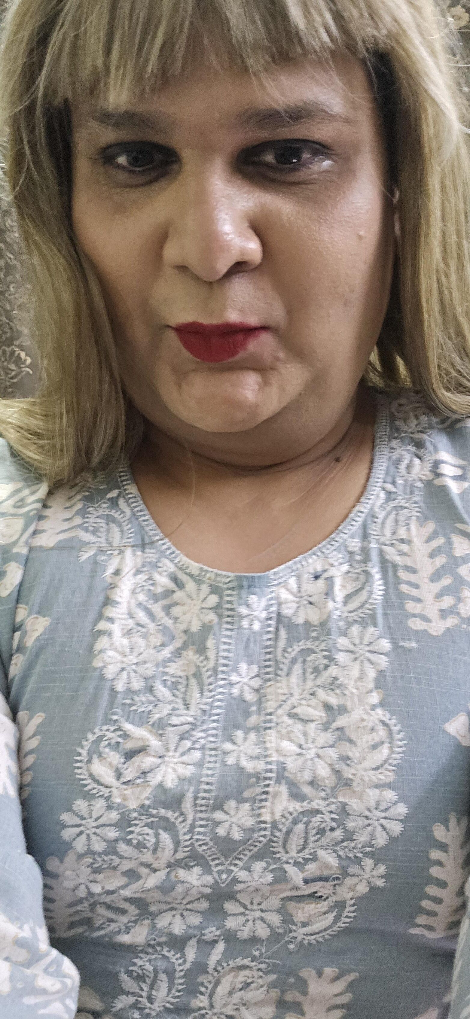 Blonde transexuelle Monica M montre le jeu
