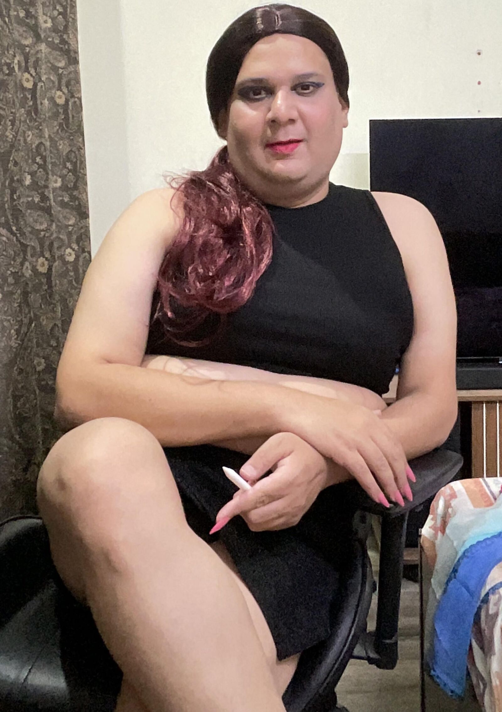 Shemale Monica M в шоу в черной юбке