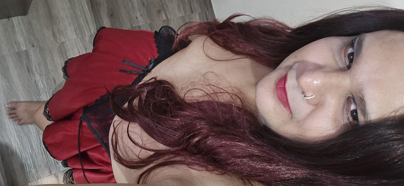 transexual Monica M en el set de lencería roja