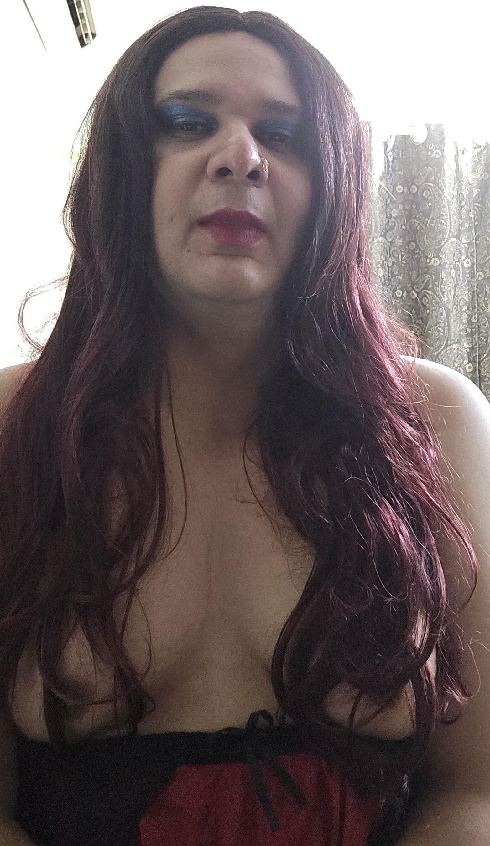 transexual Monica M en el set de lencería roja
