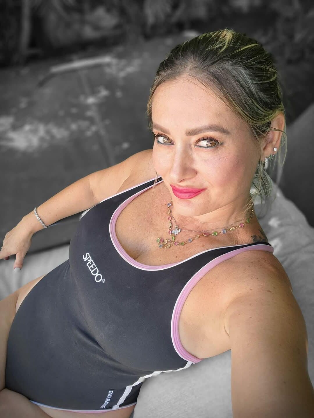 Yo milf из Израиля Лиора показывает свою коллекцию бикини