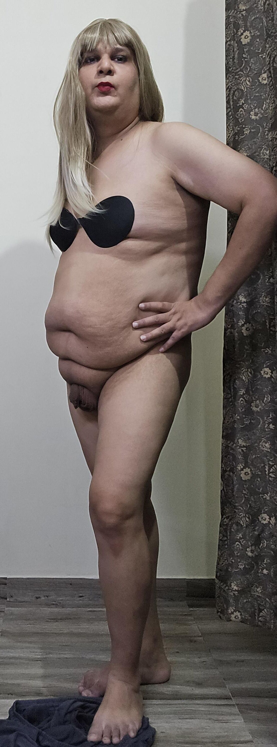 Blonde transexuelle Monica M montre le jeu