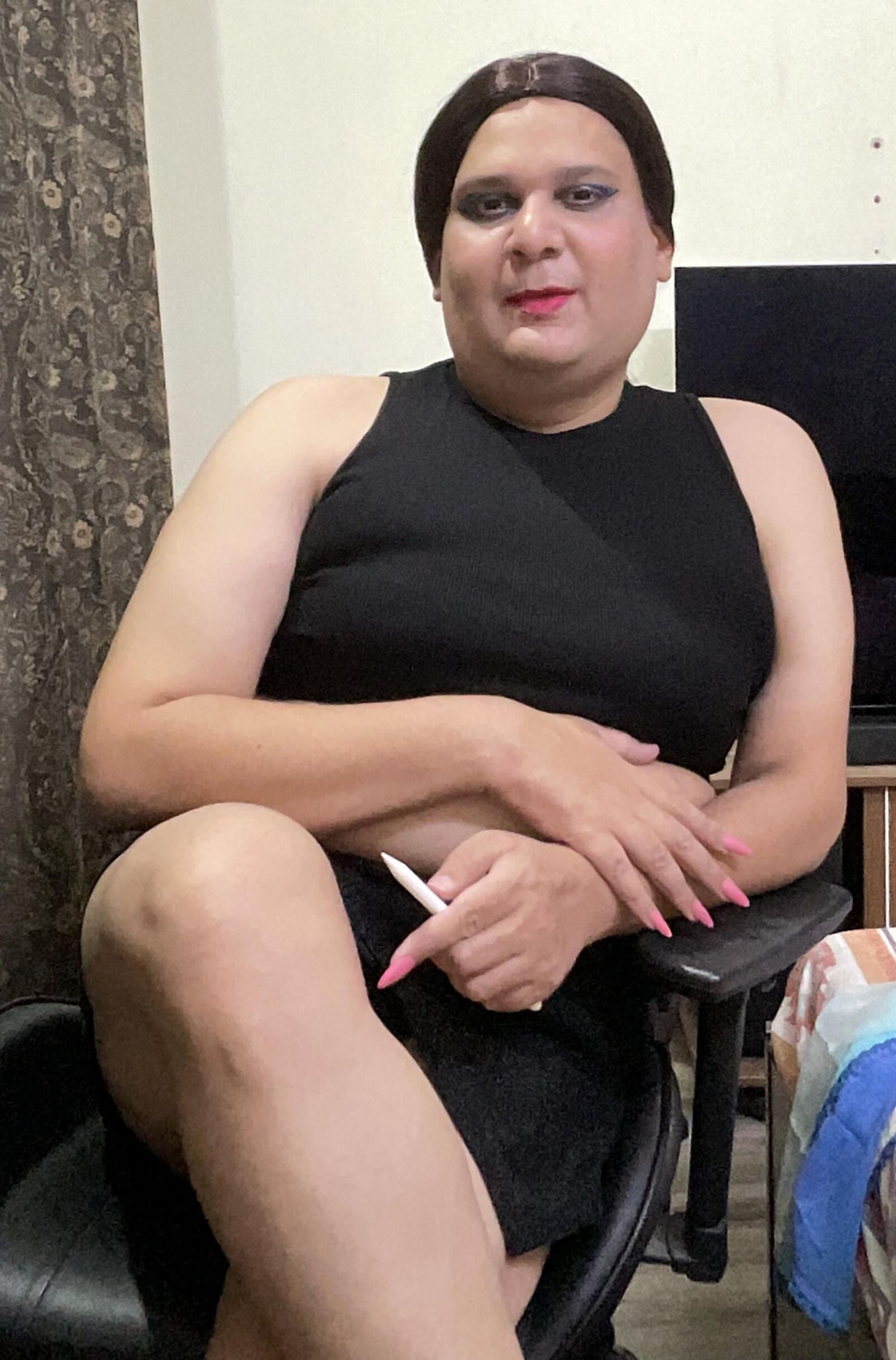Shemale Monica M в шоу в черной юбке