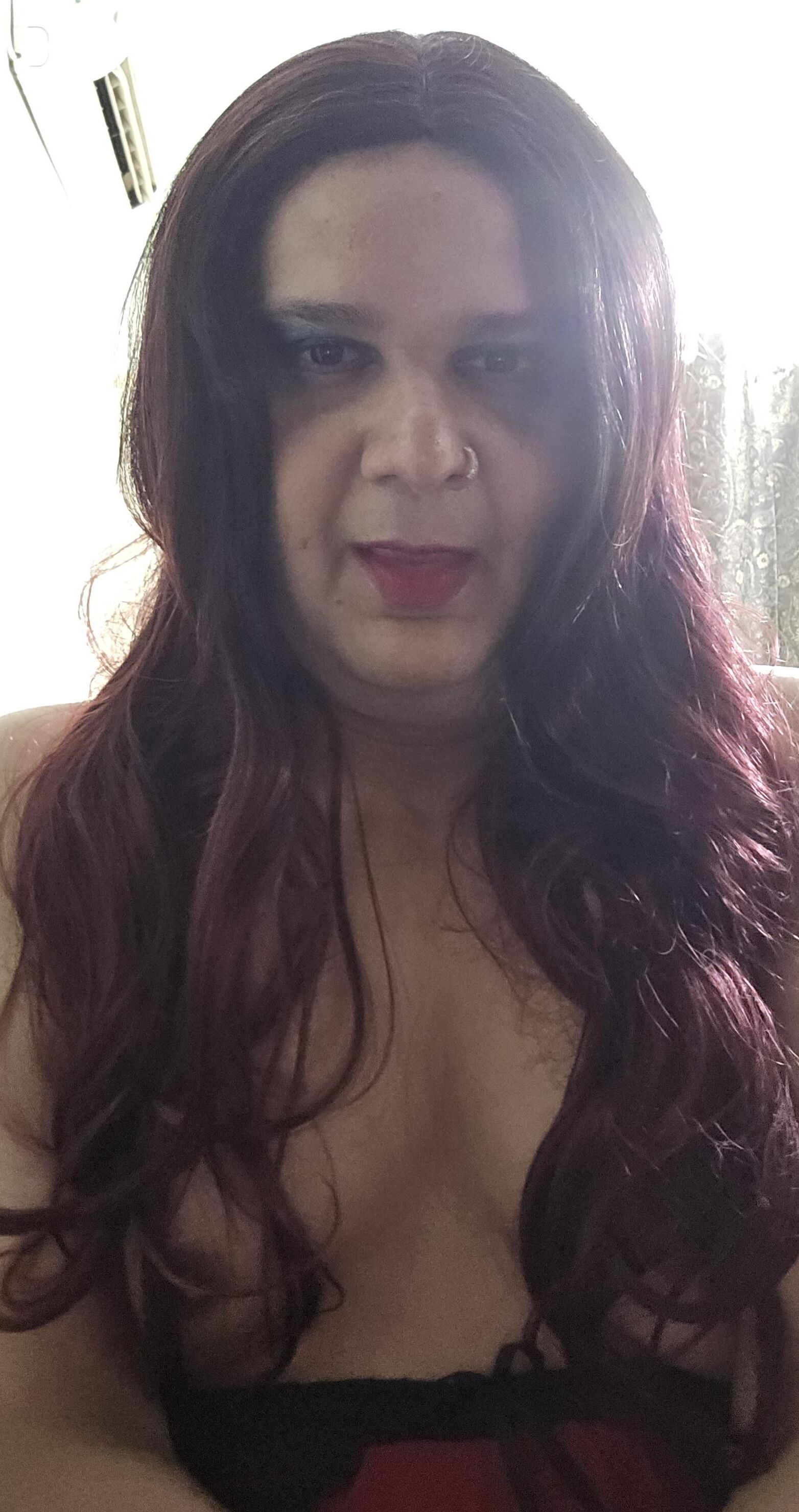 transexual Monica M en el set de lencería roja