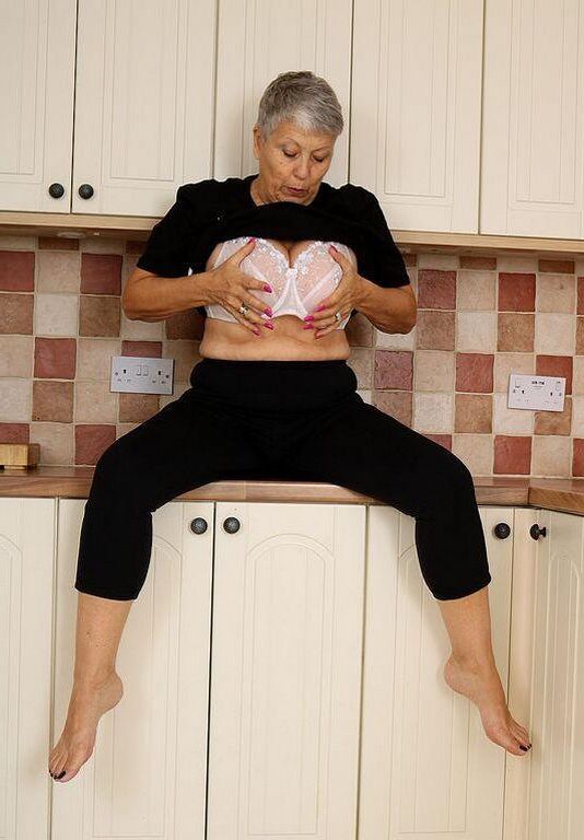 MATURE SAVANA ENJOY HER BEAUTIFUL SHAPELY BOSOMS