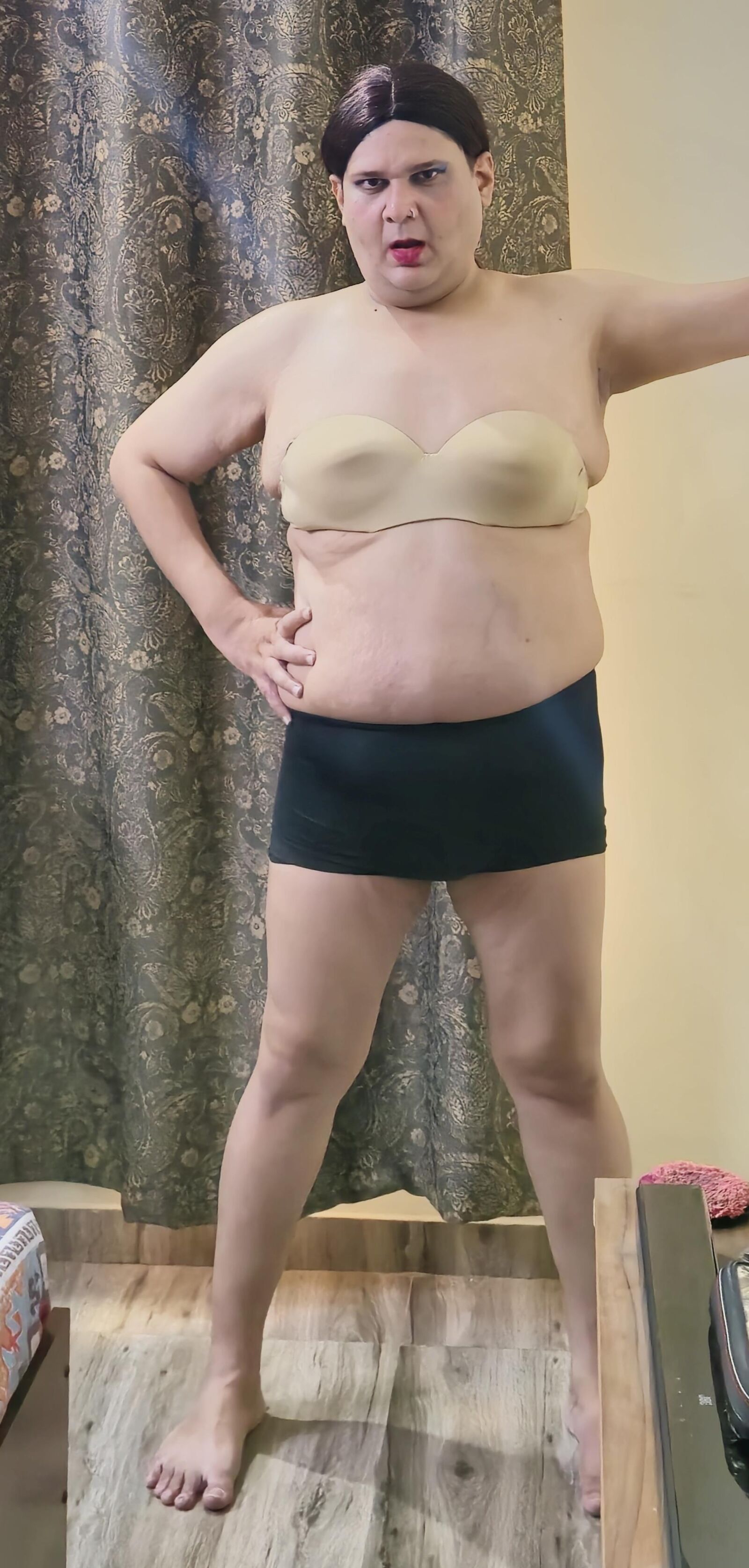 Shemale Monica M в шоу в черной юбке