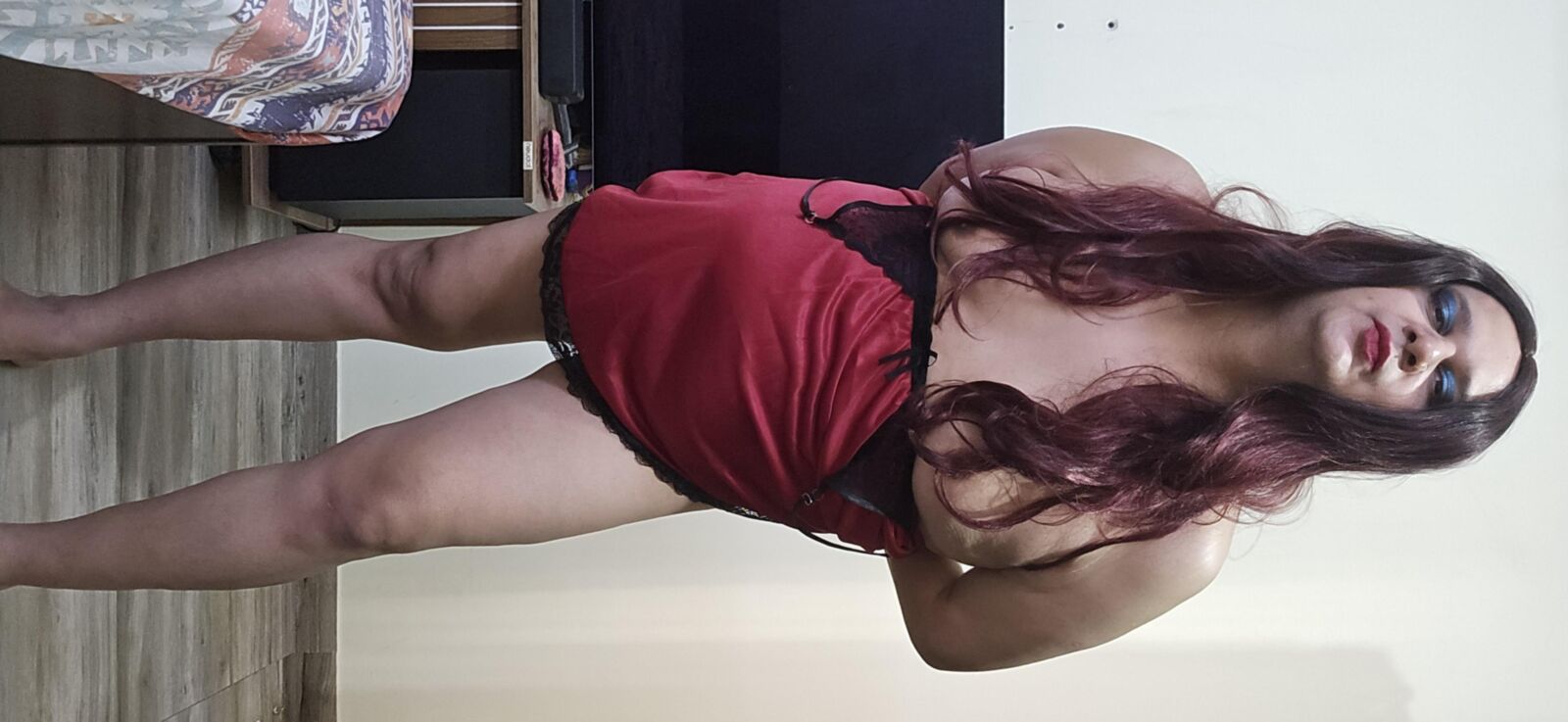 transexual Monica M en el set de lencería roja