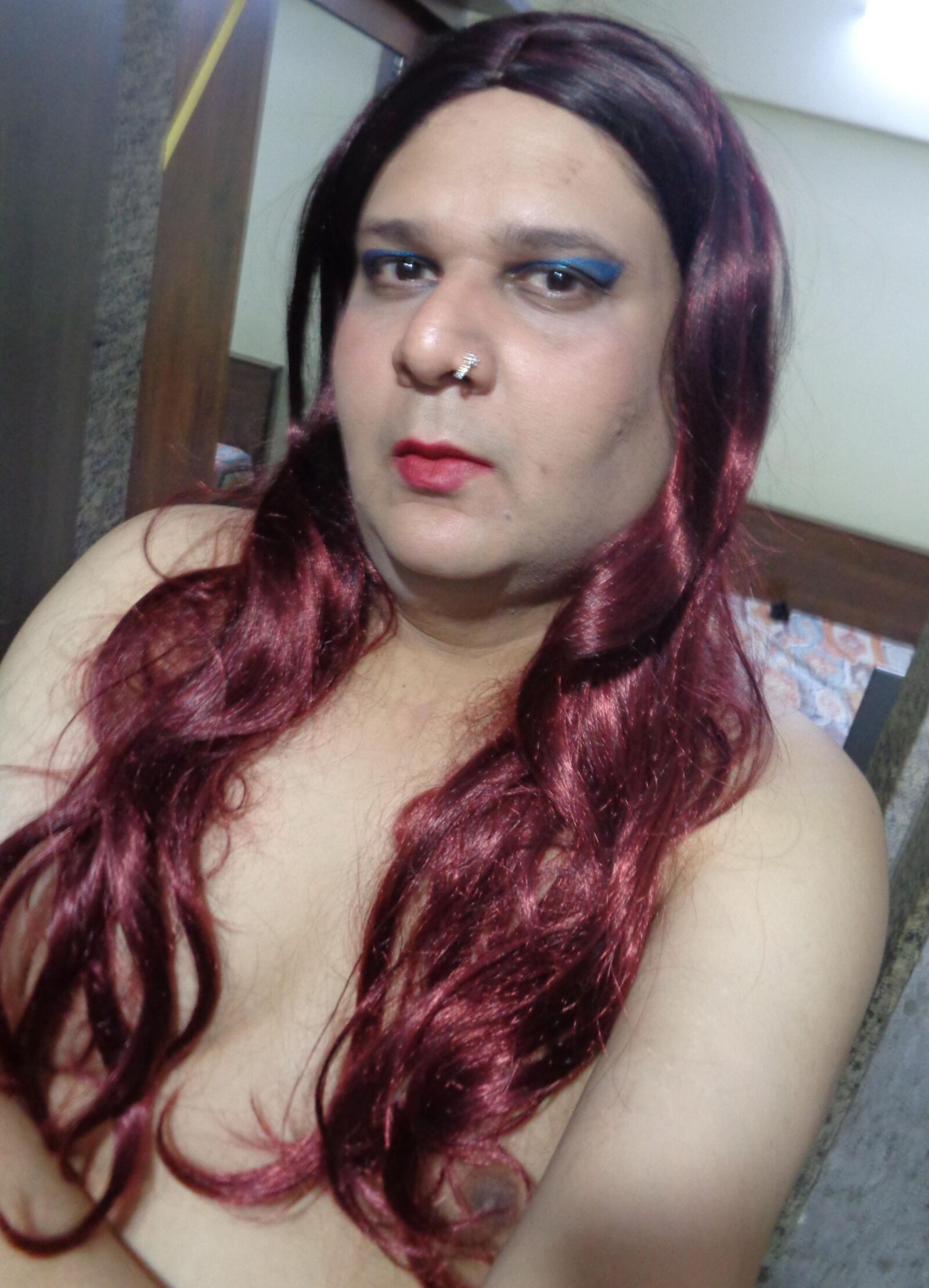 transexual Monica M en el set de lencería roja