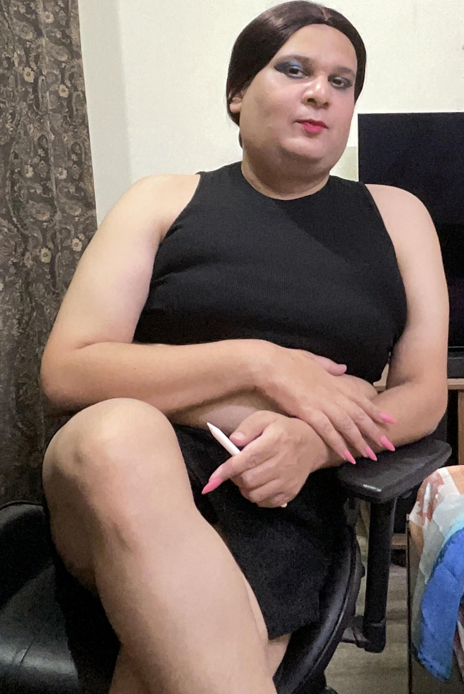 Shemale Monica M в шоу в черной юбке