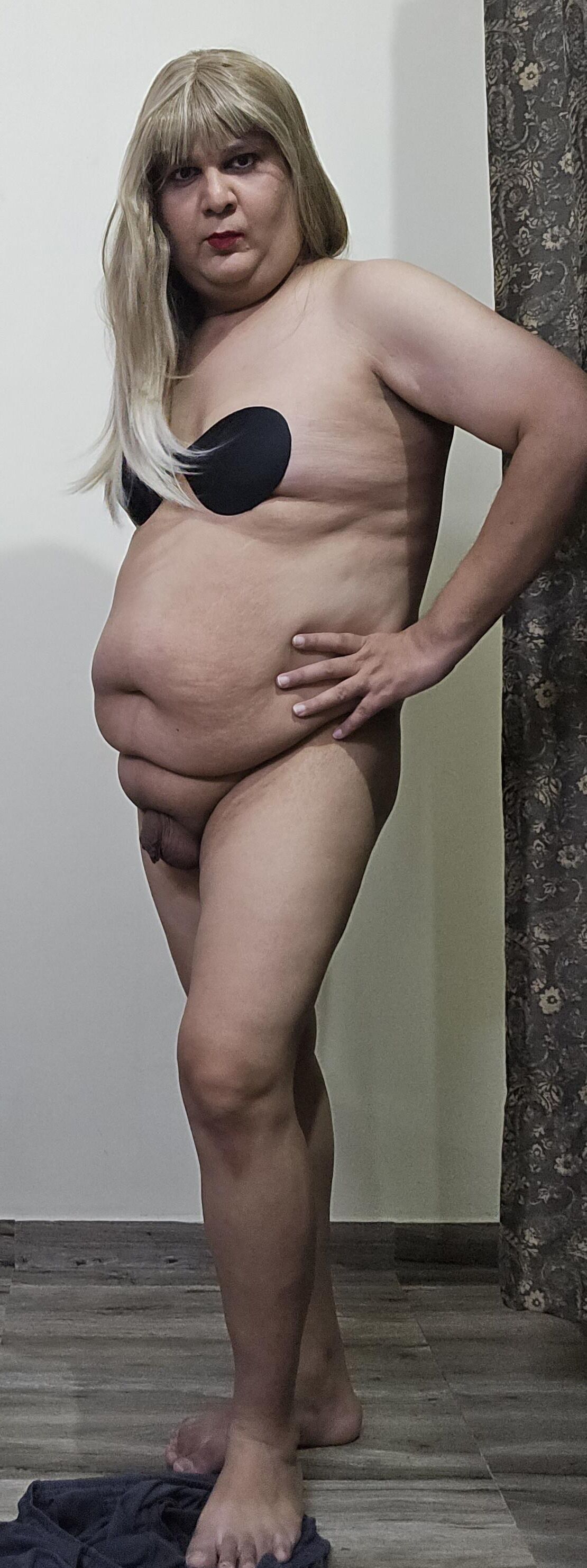 Blonde transexuelle Monica M montre le jeu