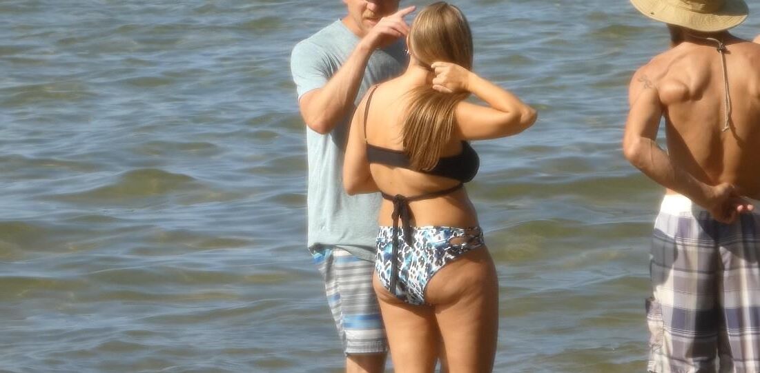 Mãe da bunda flácida de Fatass na praia
