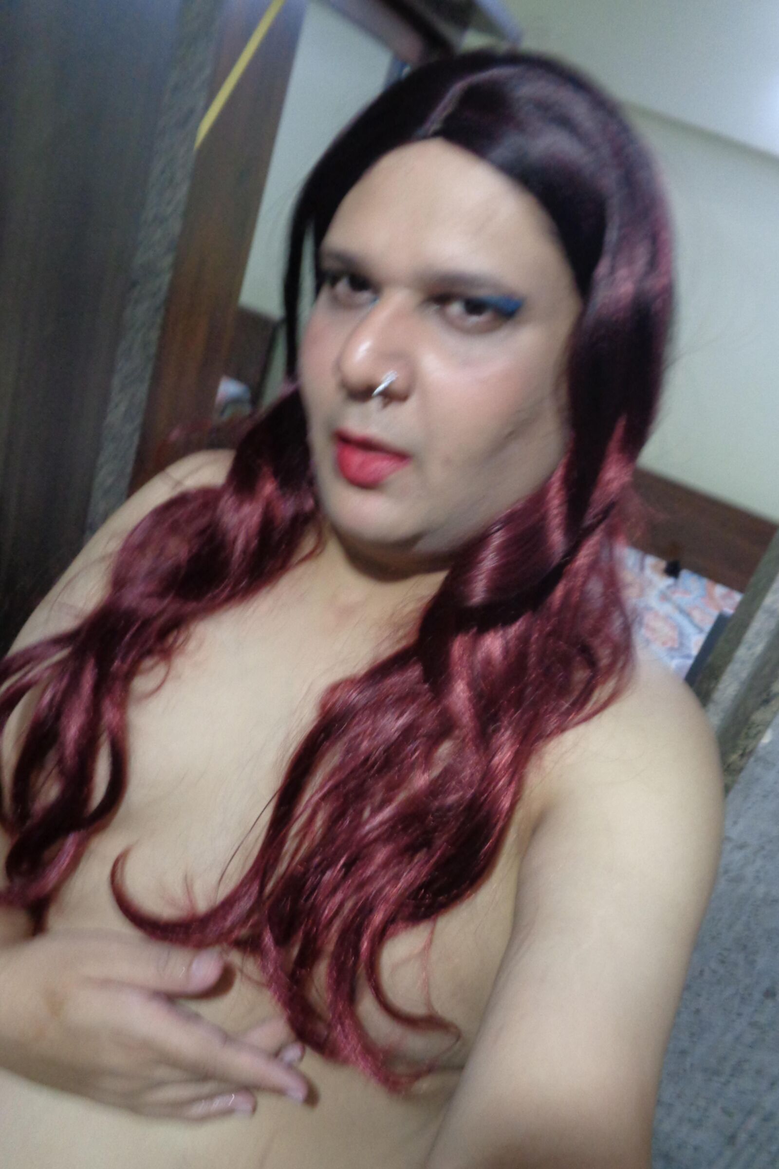 transexual Monica M en el set de lencería roja