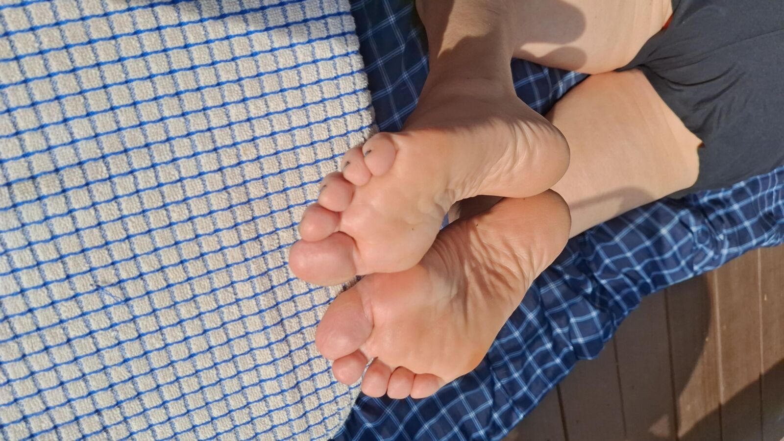 Sexy bare feet toes and soles barefoot in the sun
