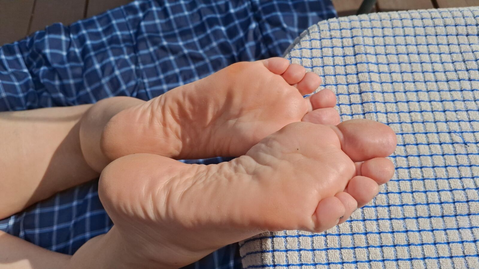 Sexy bare feet toes and soles barefoot in the sun