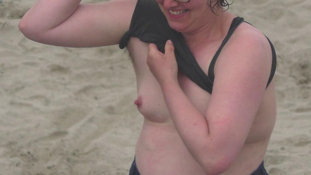 milf flashing small tities