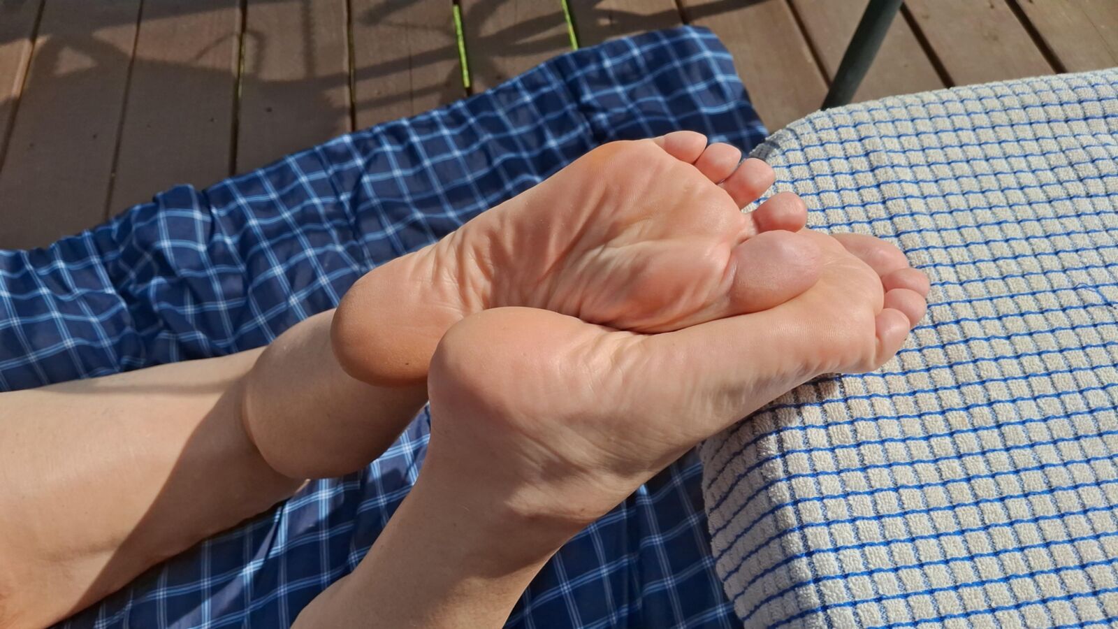 Sexy bare feet toes and soles barefoot in the sun
