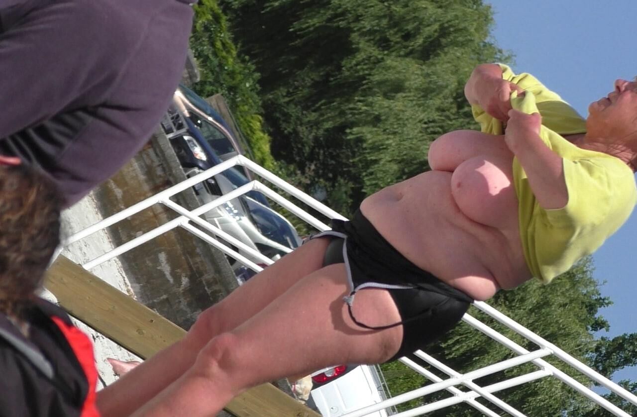 Matures mature montrant des seins et du cul