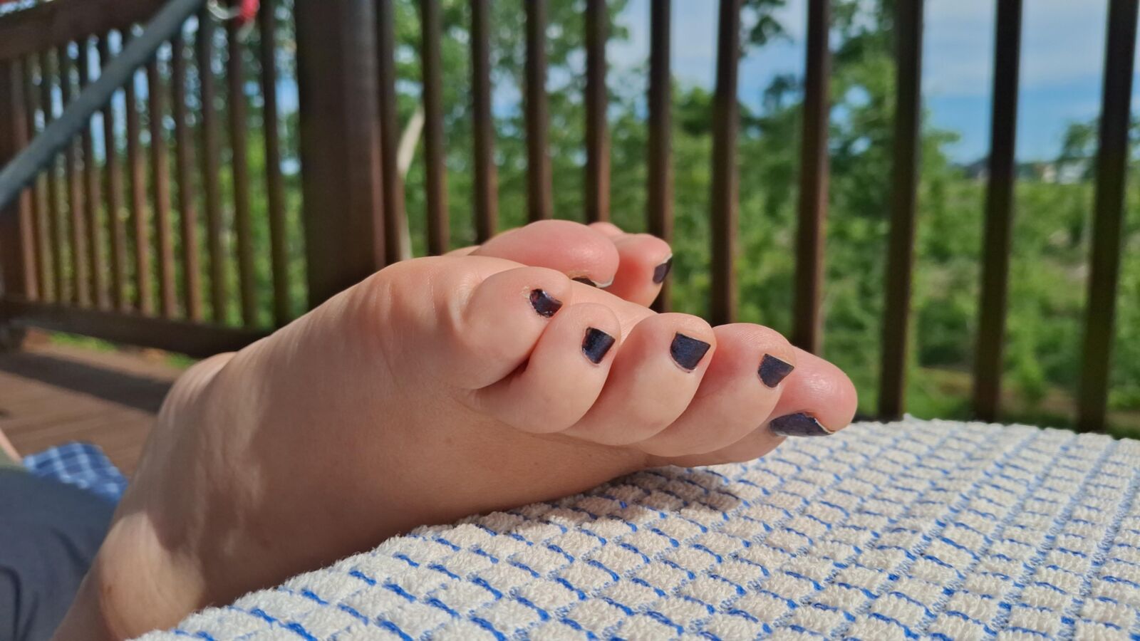 Sexy bare feet toes and soles barefoot in the sun