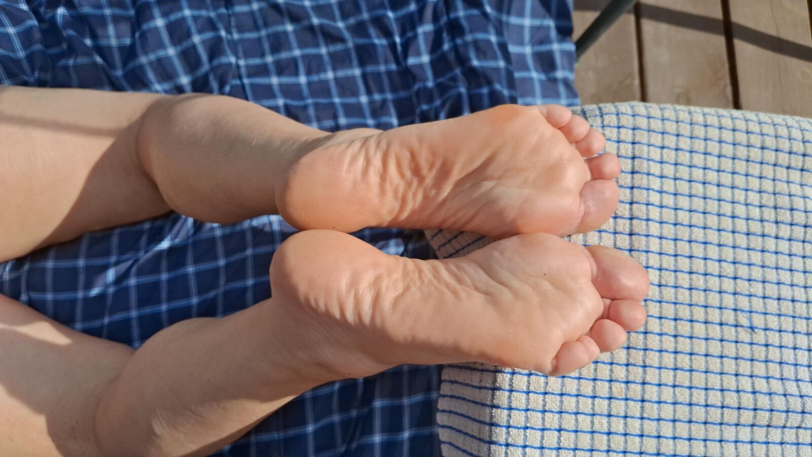 Sexy bare feet toes and soles barefoot in the sun