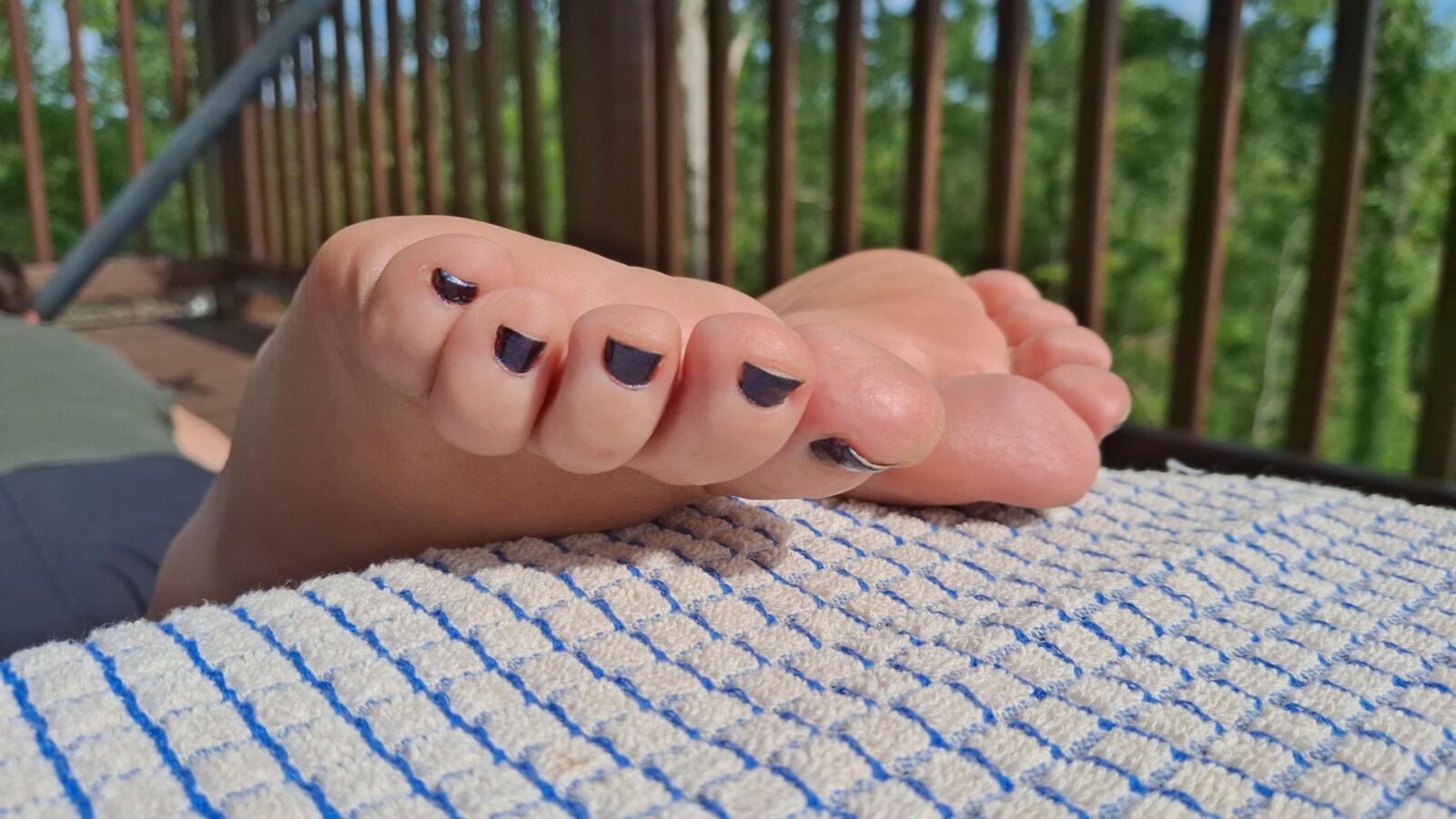 Sexy bare feet toes and soles barefoot in the sun