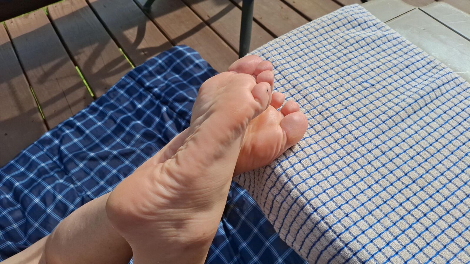 Sexy bare feet toes and soles barefoot in the sun