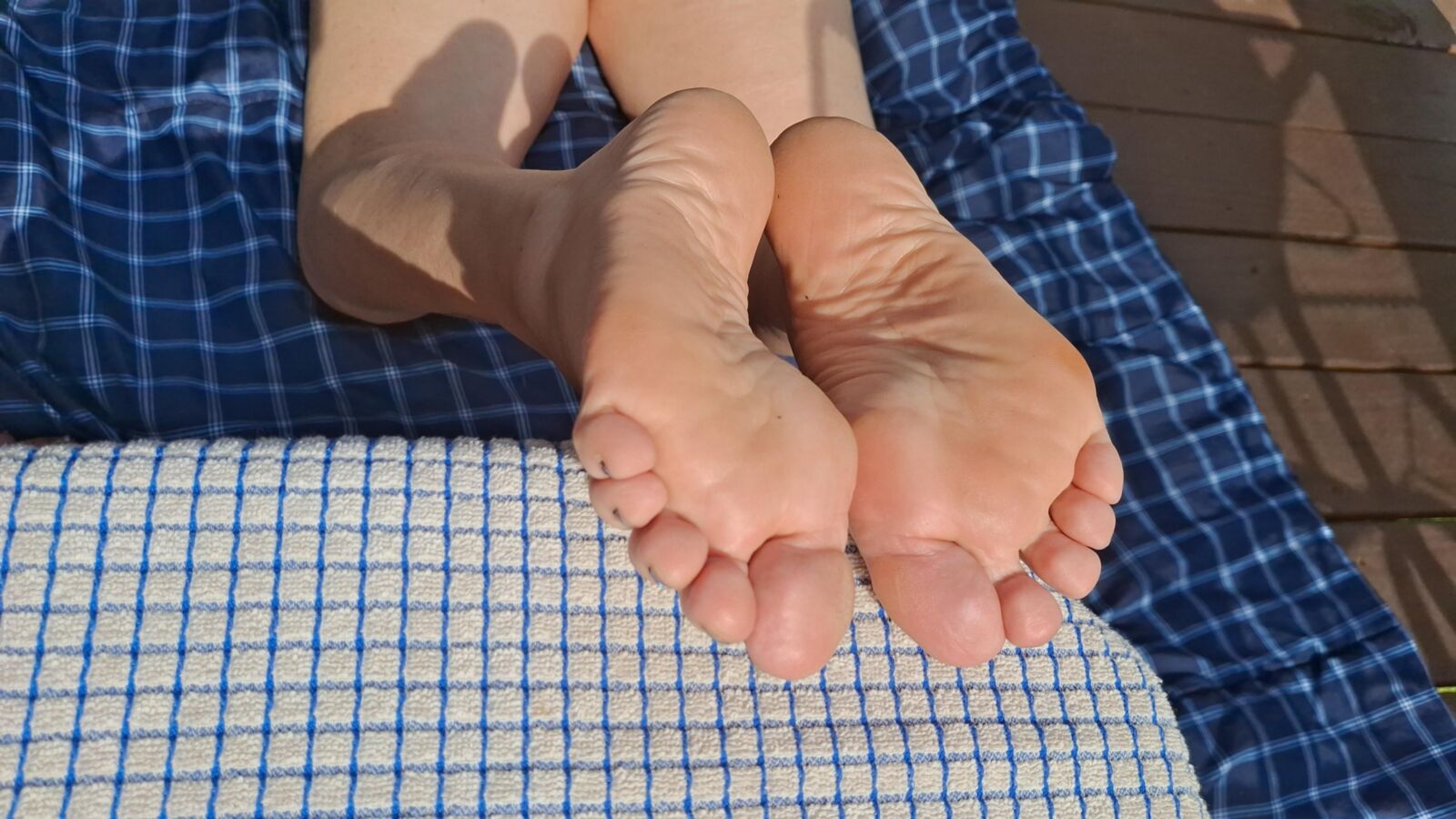 Sexy bare feet toes and soles barefoot in the sun