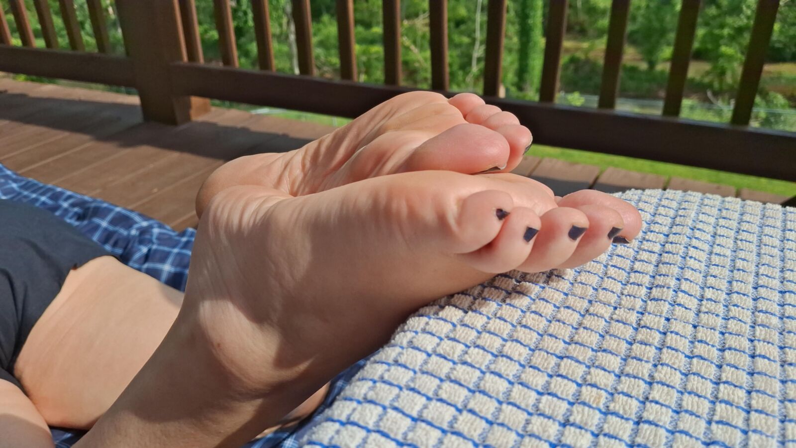 Sexy bare feet toes and soles barefoot in the sun