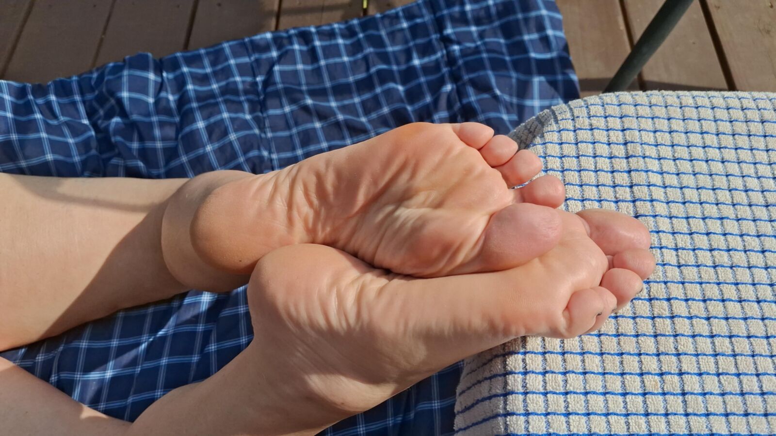 Sexy bare feet toes and soles barefoot in the sun