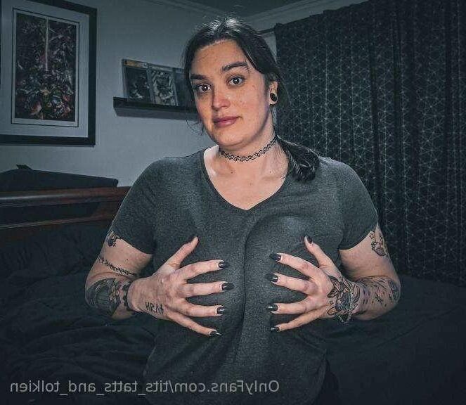 Lady t riesige Brüste. 