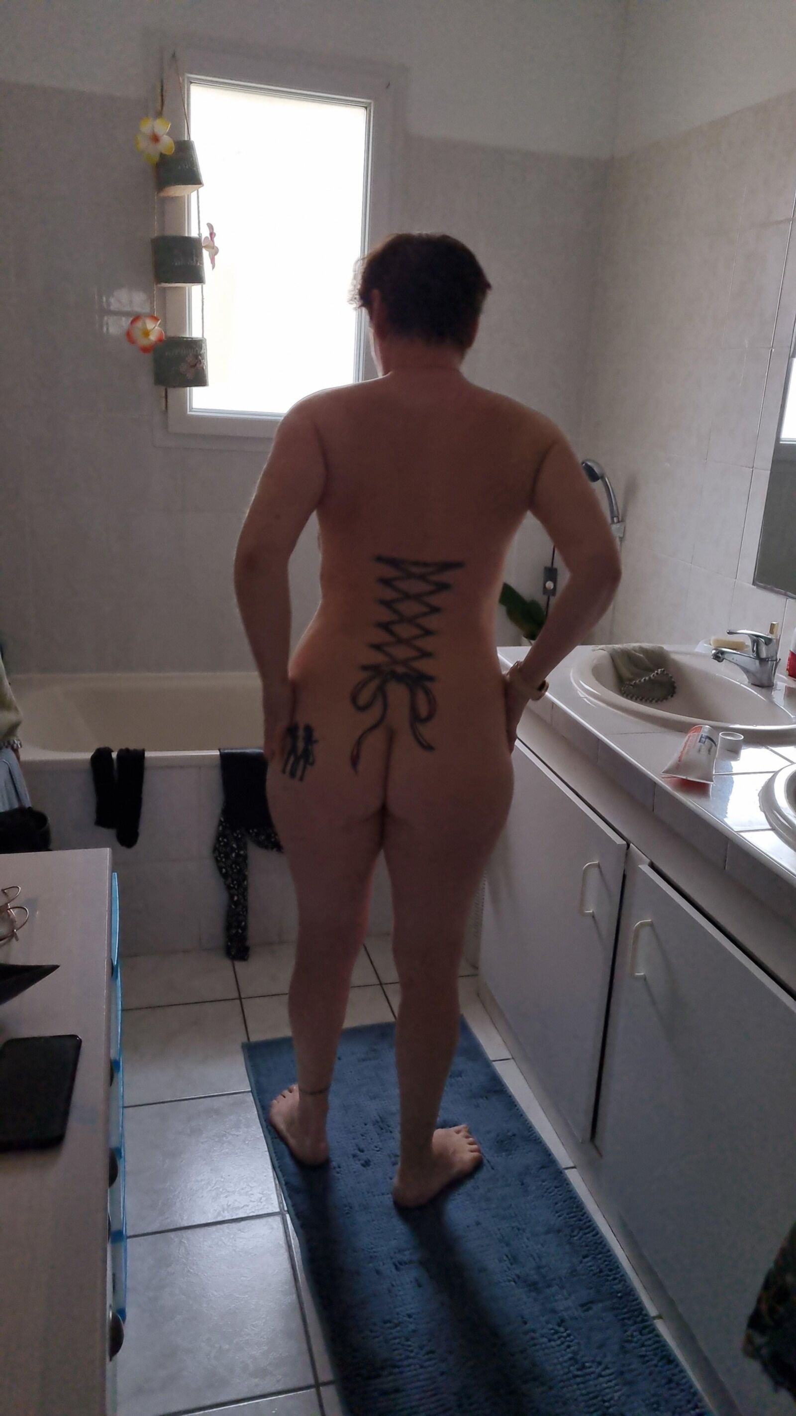 No deberías entrar al baño cuando mami está desnuda
