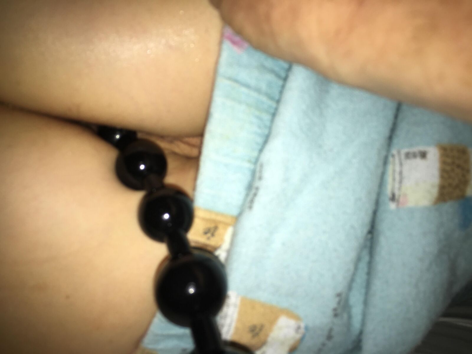 Femme utilisant des perles anales et une propagation du cul