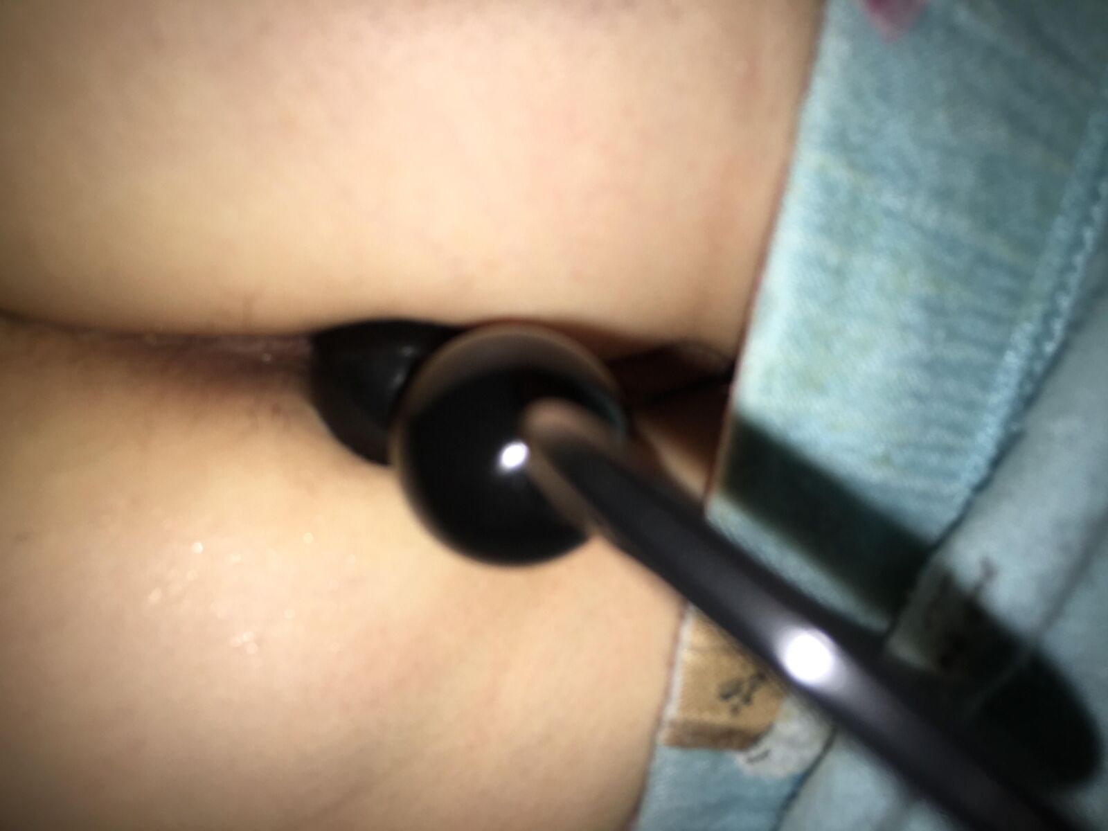 Femme utilisant des perles anales et une propagation du cul