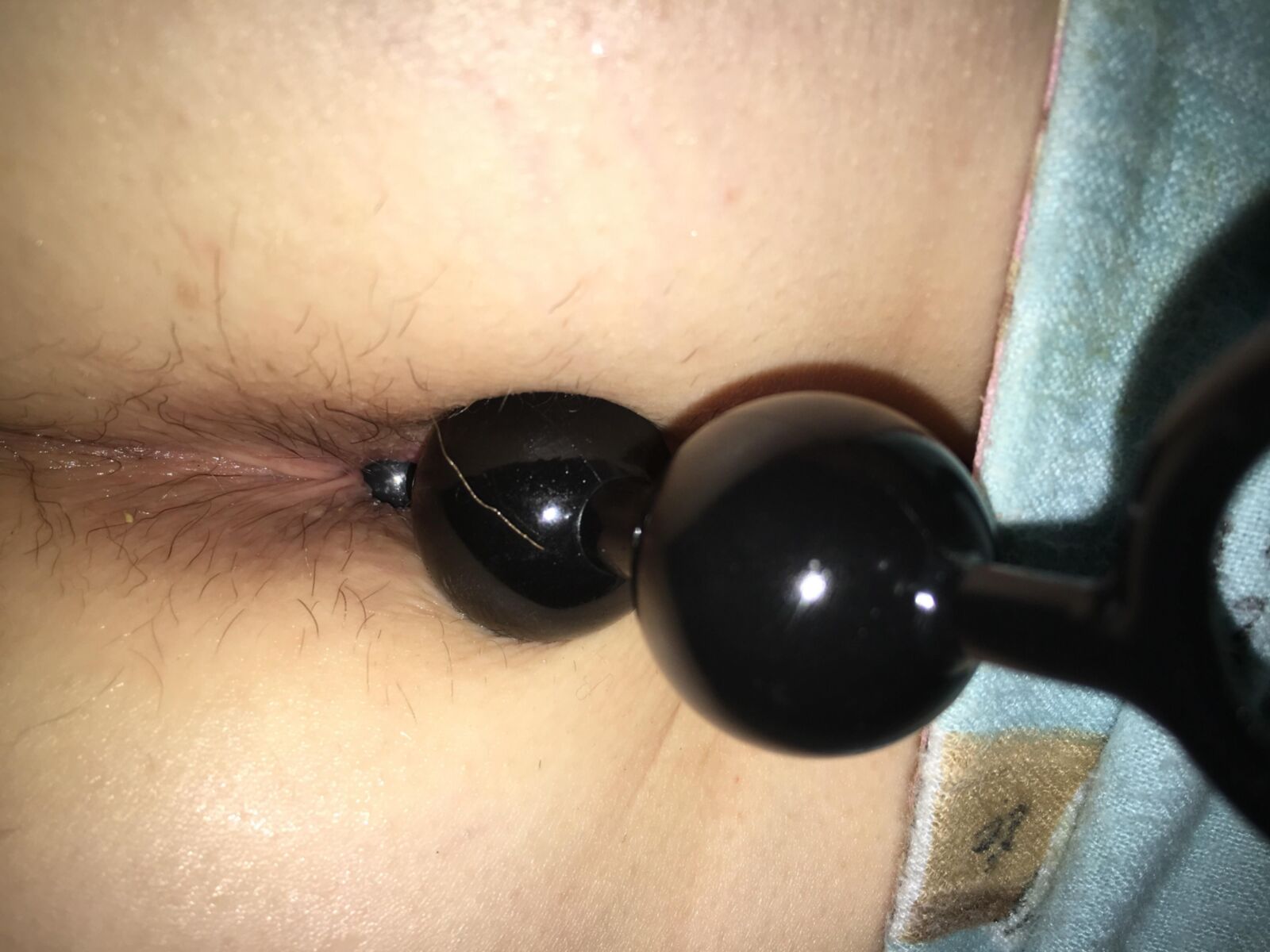 Femme utilisant des perles anales et une propagation du cul