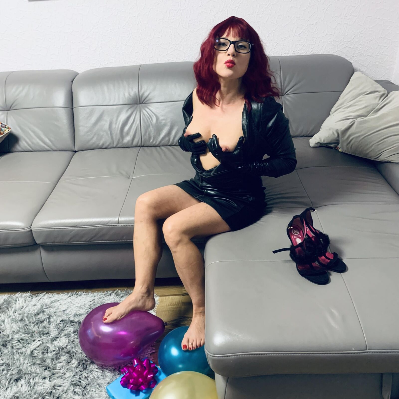 Milf domina looner pieds sexy seins de gros mamelon