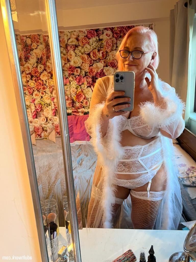 Curvy Cougar 