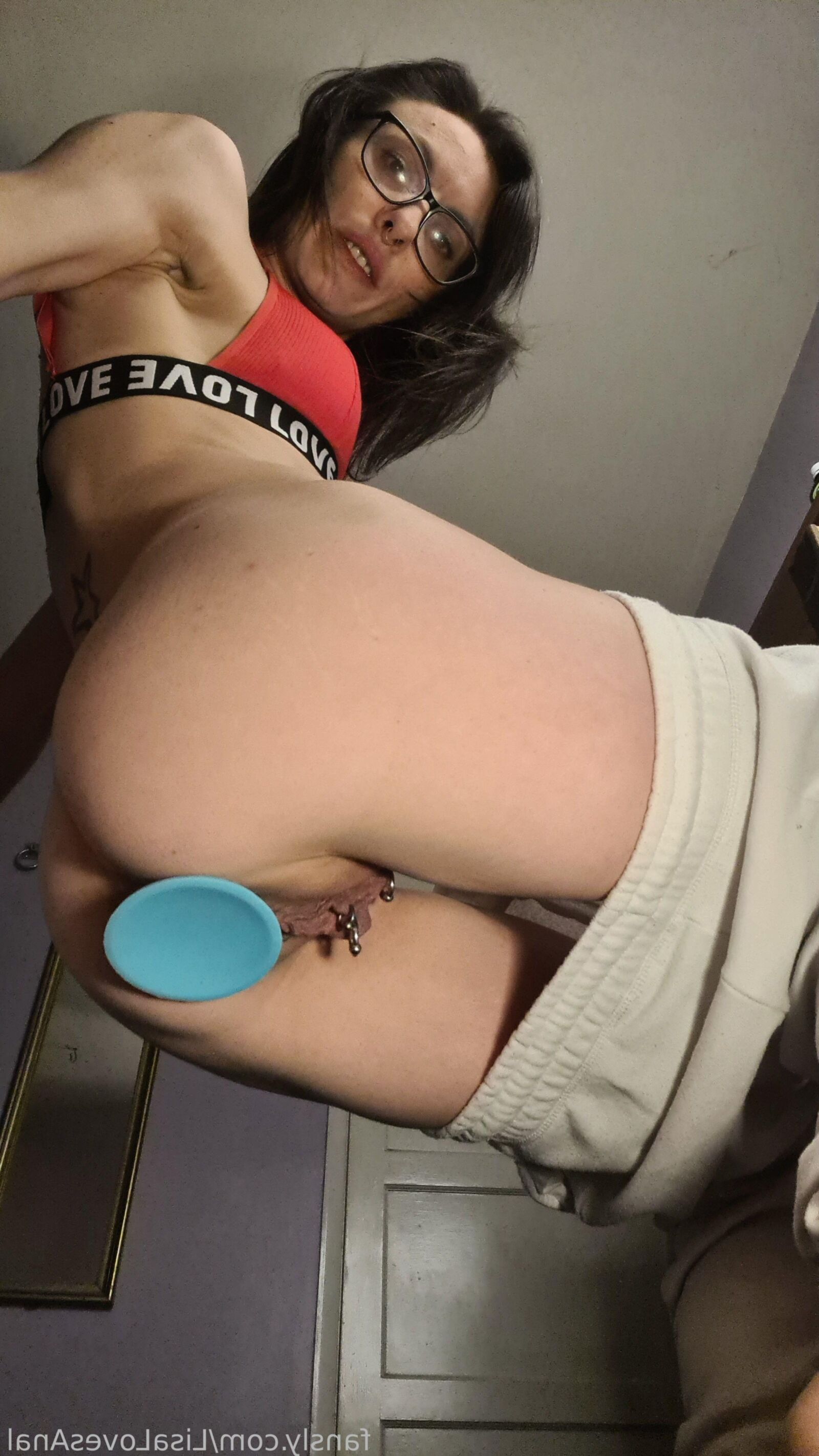 lisaxxx alias lisalovesanal (partie)