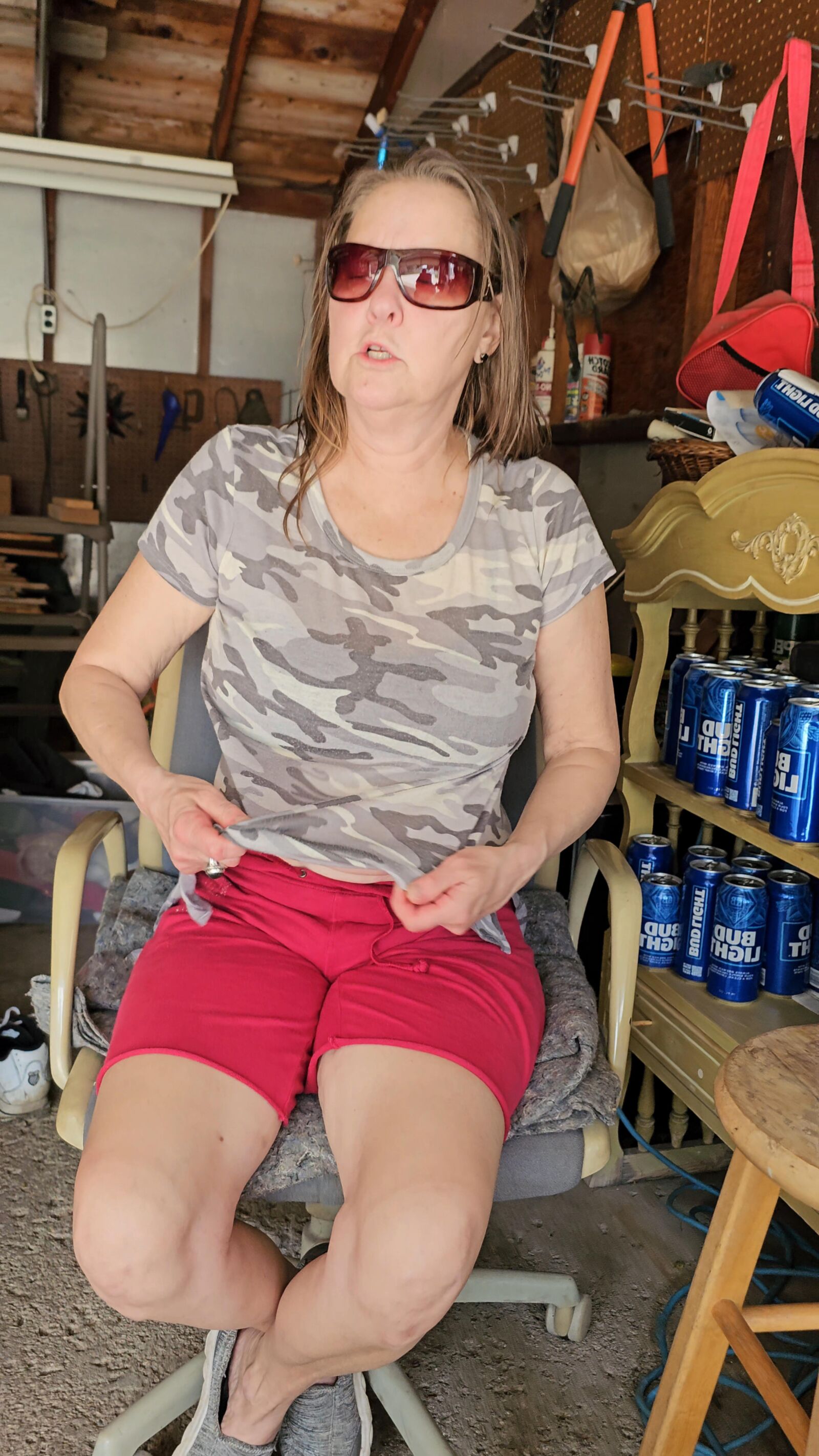 Blonde mature avec de jolis seins naturels pâles