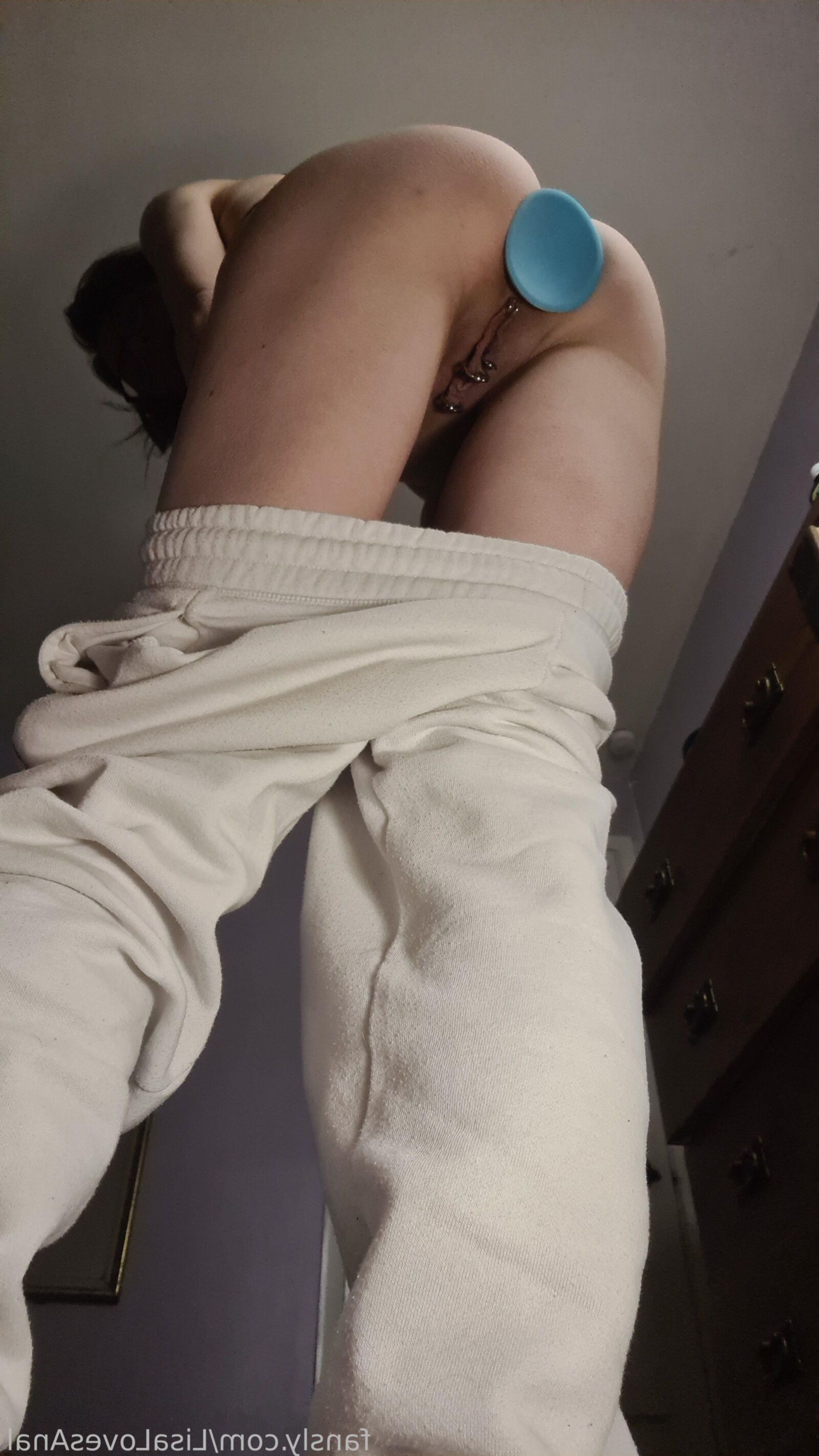 lisaxxx alias lisalovesanal (partie)