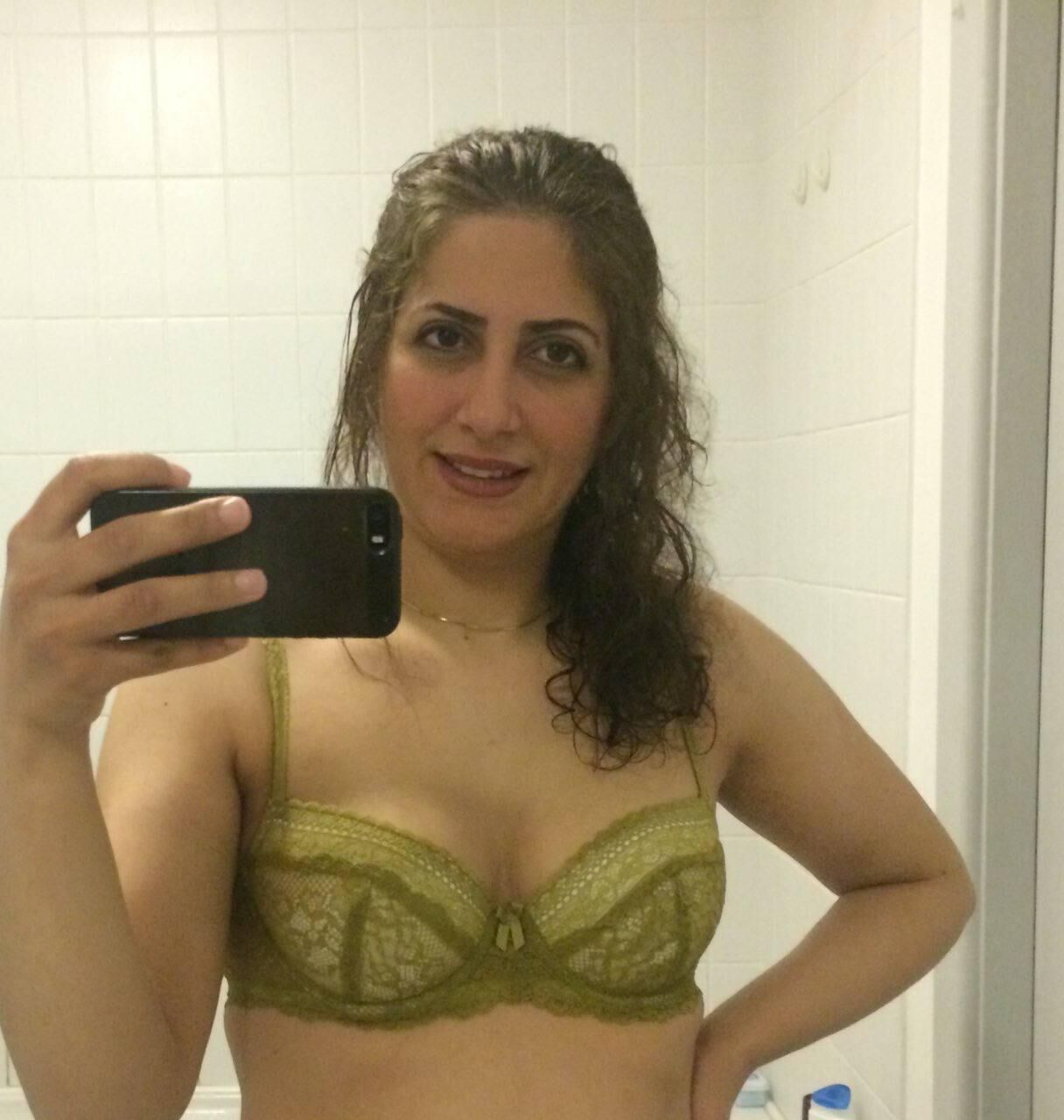 セクシーなイランの妻ミルフ・ラナ